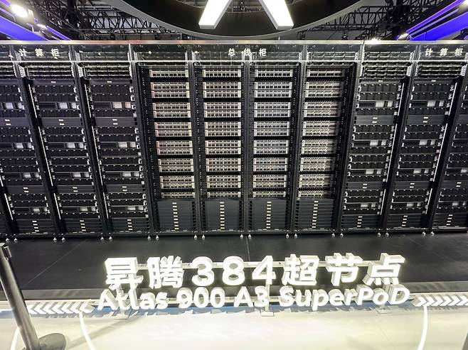 화웨이가 공개한 AI용 하드웨어 '성텅 384 슈퍼팟' (상하이=연합뉴스) 정성조 특파원 = 26일 오후 상하이 엑스포전람관에서 열린 '2025 세계인공지능대회' 전시장에서 화웨이가 공개한 AI용 하드웨어 '성텅 384 슈퍼팟'. 2025.7.26 xing@yna.co.kr