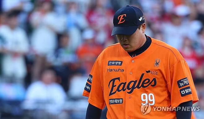 고개 숙인 류현진 (대전=연합뉴스) 김도훈 기자 = 26일 대전 한화생명 볼파크에서 프로야구 2025 신한 SOL 뱅크 KBO리그 SSG 랜더스와 한화 이글스 경기. 1회말 5실점으로 이닝을 마친 류현진이 허탈해하며 더그아웃으로 향하고 있다. 2025.7.26 superdoo82@yna.co.kr