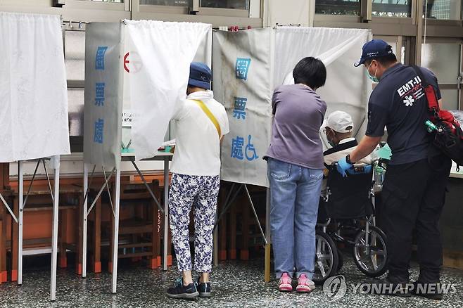 대만 야당 의원 24명 소환 투표에 참가한 유권자들 [AFP 연합뉴스. 재판매 및 DB 금지]
