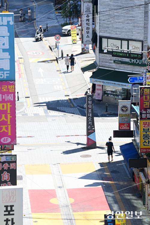 불볕더위가 이어진 27일 오전 수원시 팔달구 수원역로데오거리가 한산한 모습을 보이고 있다. 2025.7.27 /최은성기자 ces7198@kyeongin.com