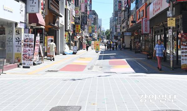 불볕더위가 이어진 27일 오전 수원시 팔달구 수원역로데오거리가 한산한 모습을 보이고 있다. 2025.7.27 /최은성기자 ces7198@kyeongin.com