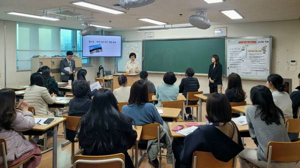 구리남양주교육지원청 서은경 교육장이 지난해 11월 서강대학교와 연계한 위기탈출 설루션 연수를 진행하고 있다. /구리남양주교육지원청 제공