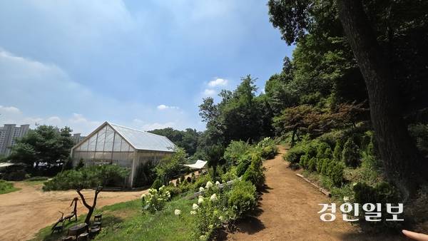 인천 남동구 도림동 자연놀이터 ‘반디세상’에 조성돼 있는 황토맨발걷기길. 2025.5.25 /김희연기자 khy@kyeongin.com