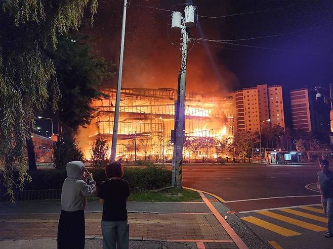 ▲ 27일 새벽 수원시 권선구 수원버스터미널 인근 모델하우스에서 불이나 소방당국이 '대응 1단계'를 발령하고 진화 작업을 하고 있다. /김철빈 기자 narodo@incheonilbo.com