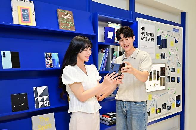 ▲ 삼성전자 모델이 삼성스토어 홍대 '갤럭시 스튜디오'에서 '갤럭시 Z 폴드7'의 초슬림 두께를 체험하는 모습. /사진제공=삼성전자