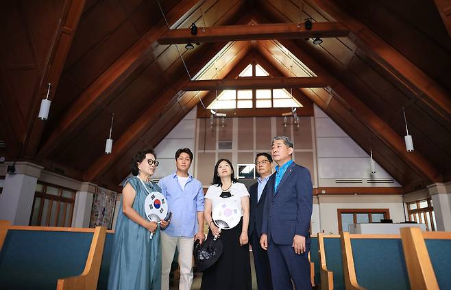 ▲ 24일(현지시간) 미국 하와이 그리스도 교회에서 열린 '광복 80주년 8.15K 하와이 독립의 길을 걷다' 행사에 참석한 정해권(오른쪽) 인천시의회 의장과 시의원들이 교회 내부를 살펴보고 있다. 하와이 호놀룰루에 위치한 그리스도 교회는 1903년에 창립된 해외 최초 한인교회로 독립운동 사적지로 등록됐다. /하와이=이재민 기자 leejm@incheonilbo.com