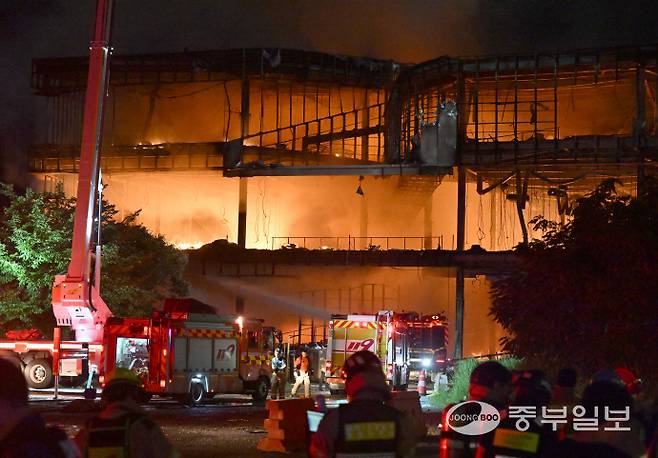 27일 오전 수원시 권선구 한 모델하우스에서 화재가 발생해 소방관계자들이 진화작업을 하고 있다. 김경민기자