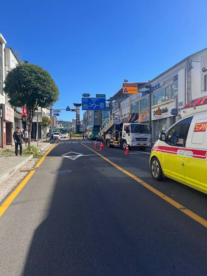 27일 오전 안성시 연지동 금산교차로 부근 편도 1차로 도로에서 시내버스가 가로수 작업 차량을 들이받아 작업자 2명이 숨지거나 다쳐 구급차가 출동하고 있다. 사진=경기도소방재난본부