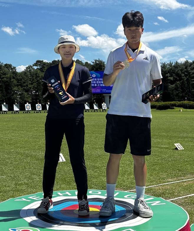 27일 경북 예천진호국제양궁장에서 폐막한 제52회 한국중고양궁연맹 회장기 양궁 대회 혼성단체전서 우승한 김태현(사진 오른쪽·효원고)과 김예원(여강고)이 기념사진을 찍고 있다. 사진=효원고등학교