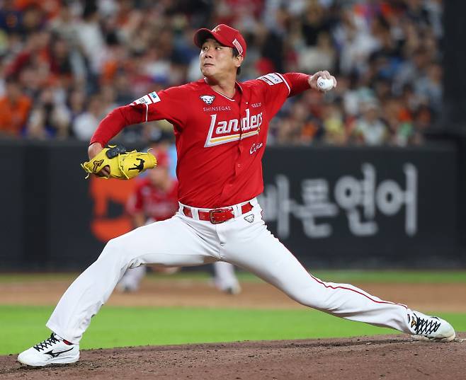 26일 대전 한화생명 볼파크에서 프로야구 2025 신한 SOL 뱅크 KBO리그 SSG 랜더스와 한화 이글스 경기. 6회말 무사 만루 SSG 선발 김광현이 역투하고 있다. 연합