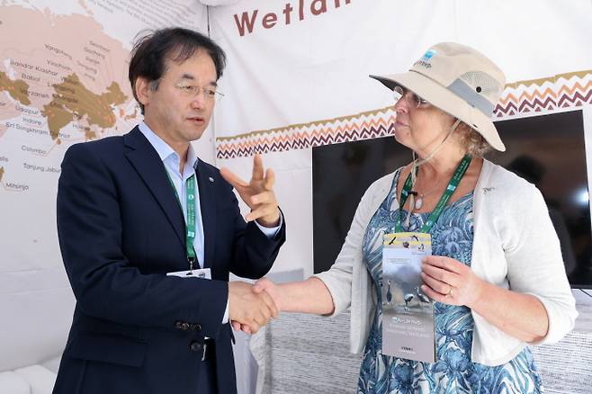 람사르COP15에서 영국왕립조류보호협회(RSPB) 니콜라 크록포드(Nicola Crockford) 최고정책관과 만나 생물다양성 보전을 위한 상호협력을 논의 중인 이동환 고양특례시장. 사진=고양시청