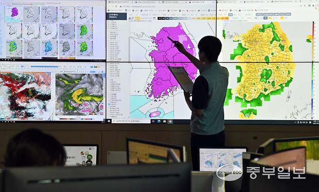 폭염이 이어지고 있는 27일 오전 수원시 권선구 수도권기상청에서 예보관이 폭염 특보 상황과 기온 등을 보여주고 있다. 김경민기자