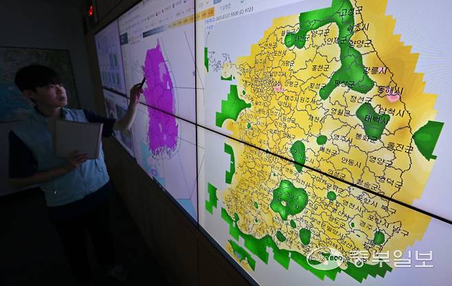 폭염이 이어지고 있는 27일 오전 수원시 권선구 수도권기상청에서 예보관이 폭염 특보 상황과 기온 등을 보여주고 있다. 김경민기자