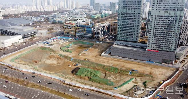 롯데몰 건설이 지연되고 있는 2021년 3월 7일 인천 연수구 송도동 롯데몰 공사현장 전경.정선식기자