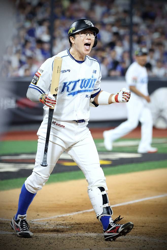 27일 수원 케이티위즈파크에서 열린 2025 신한 SOL 뱅크 KBO리그 삼성 라이온즈와의 경기 9회말 2사만루 3-3 동점상황에서 KT 허경민이 끝내기 볼넷을 확정한 뒤 포효하고 있다. 사진=KT위즈