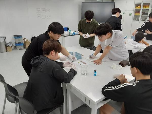 호원고 특화동아리 학생들이 과학실험을 하고 있다.