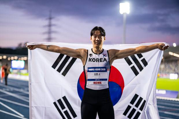 광주광역시청 소속 육상 국가대표 이재성이 지난 25일(한국시간) 독일 보훔 로르하이데 스타디움에서 열린 2025 라인-루르 하계 세계대학경기대회 육상 남자 200m 결선에서 동메달을 획득한 뒤 태극기를 들고 기뻐하고 있다. 2025 라인-루르 하계 유니버시아드 홈페이지 제공
