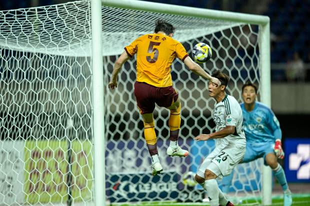 Gwangju FC was defeated 1-2 in the home game against Jeonbuk Hyundai on the 26th at the Gwangju World Cup Stadium. The photo shows Gwangju FC Byun Jun -soo attempting a heading shot during the game. Gwangju FC provided
