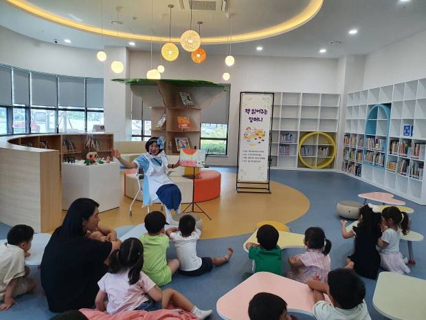지난 24일 무안군립도서관에서 ‘책 읽어주는 할머니’ 프로그램이 운영됐다. 무안군청 직원이 관내 어린이들에게 동화책을 읽어주고 있다