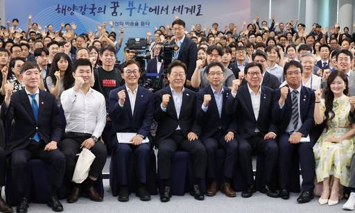 이재명 대통령이 25일 부산 부경대에서 열린 타운홀미팅 '부산의 마음을 듣다' 간담회를 마치며 참석자들과 기념촬영을 하고 있다 사진=연합뉴스
