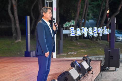 토요작은음악회 ‘기쁜 우리 젊은 날, 춤추고 노래하고’ 공연이 지난 26일 양구선사근현대사박물관 야외공연장에서 열려 서흥원 양구군수와 공연 참가자들, 주민들이 여름밤의 무대를 함께 즐기며 화합의 시간을 가졌다.