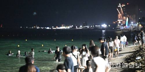 연일 폭염이 이어지는 가운데 27일 강릉시 경포해수욕장 백사장이 야간 개장해 피서 절정기를 맞아 열대야에 지친 피서객들이 몰려 더위를 식히고 있다. 이날 강릉의 밤 최저기온은 강릉 29.8도로 지난 20일 이후 일주일째 열대야가 지속되고 있다. 강릉=권태명기자