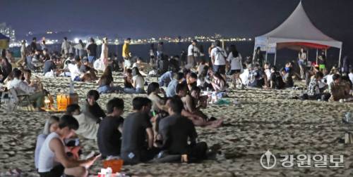 27일 자정 무렵 강릉시 경포해수욕장 백사장이 피서 절정기를 맞아 열대야에 지친 피서객들이 몰려 북적이고 있다. 이날 강릉의 밤 최저기온은 강릉 29.8도로 지난 20일 이후 일주일째 열대야가 지속되고 있다. 강릉=권태명기자