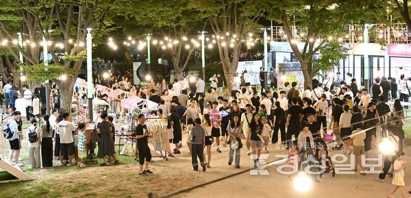 반구천의 암각화 세계유산 등재를 기념하는 '울산의 밤, 스토리 야시장'이 태화강국가정원에 개장됐다. 휴일인 26일 시민들이 야시장을 가득 메우고 있다. 김경우기자 woo@ksilbo.co.kr