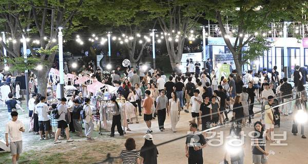 반구천의 암각화 세계유산 등재를 기념하는 '울산의 밤, 스토리 야시장'이 태화강국가정원에 개장됐다. 휴일인 26일 시민들이 야시장을 가득 메우고 있다. 김경우기자 woo@ksilbo.co.kr
