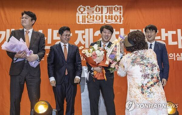 개혁신당 당 대표 선거에 단독 출마한 이준석 의원이 27일 국회의원회관 대회의실에서 열린 개혁신당 제2차 전당대회에서 당 대표로 확정된 뒤 최고위원 선출자들과 꽃을 받고 있다. (왼쪽부터) 김정철, 김성열 최고위원, 이 대표, 주이삭 최고위원. /연합뉴스