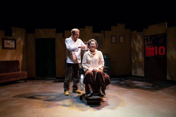 창원 극단 미소의&nbsp;〈대찬이발소〉 한 장면. /극단 미소