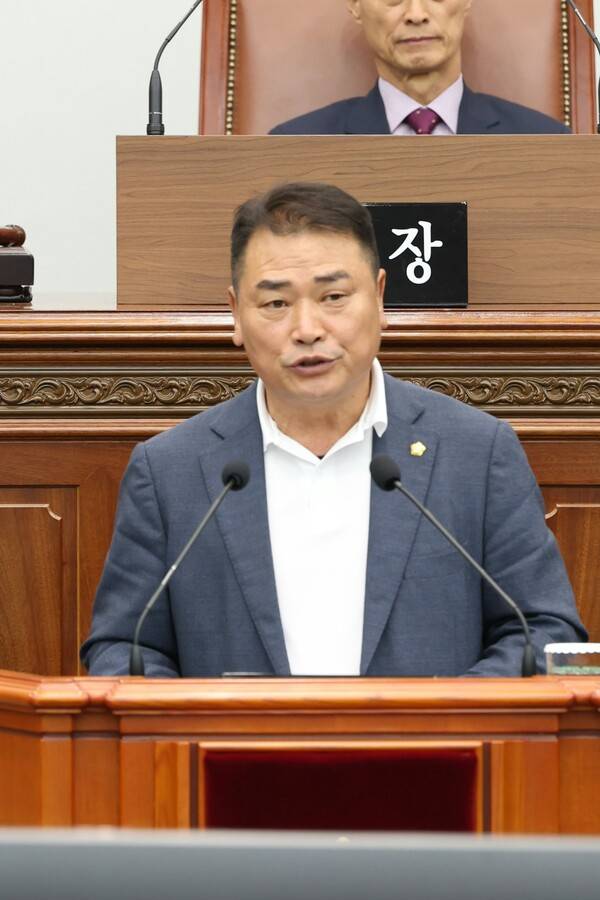 박강우 창원시의원이 25일 장기 표류 대형 사업 정상화를 촉구하는&nbsp; 5분 발언을 하고 있다./창원시의회