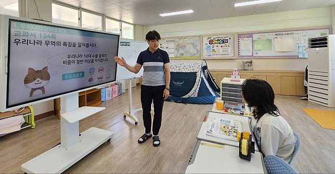 폐교를 앞둔 예안면 삼계분교장 6학년 교실에서 김이지 학생과 전재준 담임교사가 마지막 수업을 하고 있다./연합뉴스 제공