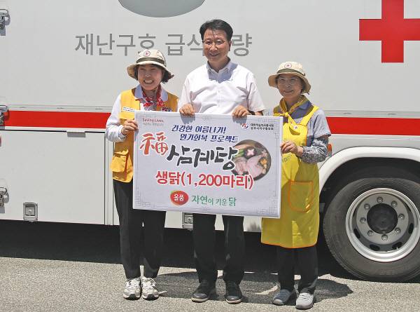 올품 권용호 상무(가운데)가 삼계탕용 생닭 1200마리를 기부하고 있다.