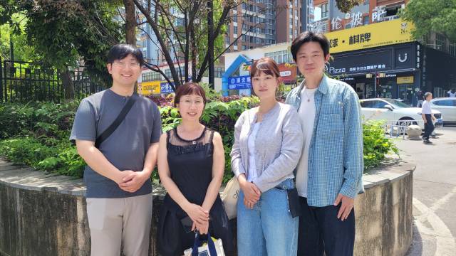 맨 왼쪽부터 한국에서 징더전도자대학에 유학 온 박표진씨와 정지현 작가, 임솔빈 작가, 중국인 왕정 작가.