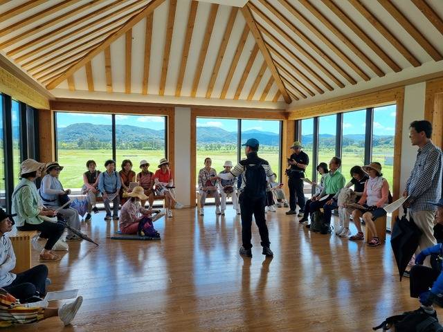 황룡사역사문화관에서 신라 불교에 대해 토론하는 삼국유사기행단. 장근희 문화해설사 제공