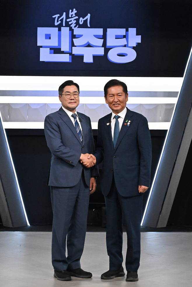 더불어민주당 당 대표 선거에 출마한 박찬대(왼쪽)ㆍ정청래 후보가 27일 오후 서울 영등포구 여의도 KBS 신관 공개홀에서 2차 텔레비전 토론회 시작 전 악수를 하고 있다. (사진=국회사진기자단)