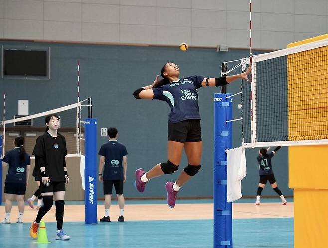 스파이크 훈련하는 GS칼텍스의 레이나 도코쿠