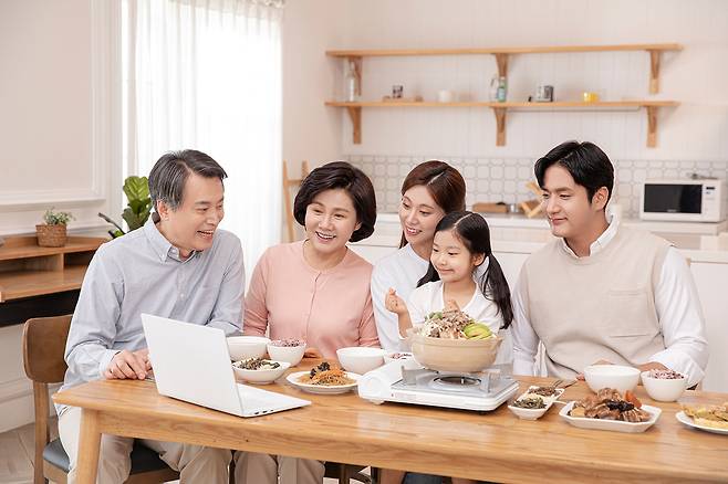 요즘엔 반려동물이 죽어도 슬픔을 가누지 못해 무척 힘들어하는 사람이 많다. 배우자 부모 등을 잃고 슬픔을 감당하지 못하는 유족은 10년 안에 사망할 확률이 약 88% 더 높다는 연구 결과가 나왔다. [사진=클립아트코리아]