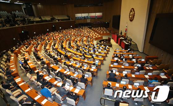 2일 오후 서울 여의도 국회에서 정의화 국회의장이 의사봉을 두드리며 필리버스터로 중단됐던 본회의 속개선언을 하고 있다. 2016.3.2/뉴스1 ⓒ News1 박지혜 기자