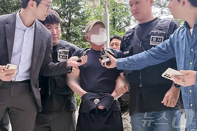 법원의 접근금지 명령 기간이 끝난 지 일주일 만에 아내를 찾아가 흉기로 살해한 혐의를 받는 60대 남성 A씨가 21일 오후 인천 미추홀구 인천지장법원에서 열린 영장실질심사에 출석하고 있다. A씨는 이날 죽은 아내에게 할말 없냐는 취재진의 질문에 "나는 잘했다고 여긴다＂면서 ＂한번 방문해주시면 내가 설명하겠다＂라고 답했다. 2025.6.21/뉴스1 ⓒ News1 박소영 기자