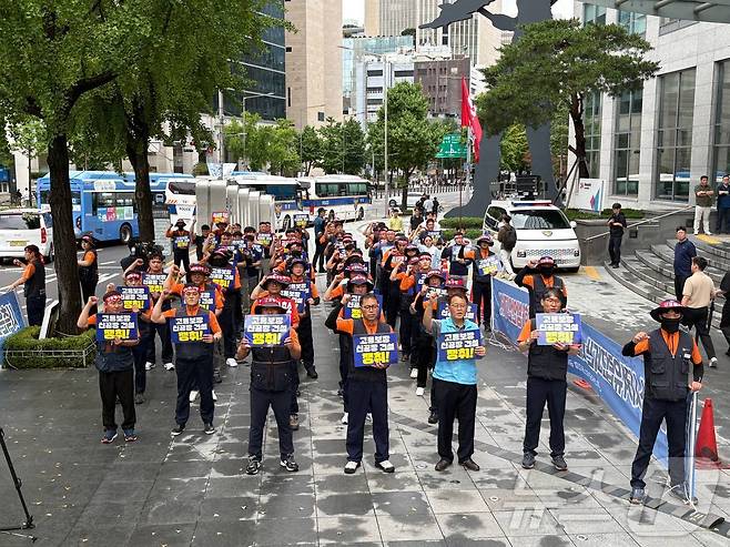 금호타이어 노조가 17일 서울 종로구에 자리한 금호타이어 서울사무소 앞에서 광주공장 로드맵 공개를 촉구하는 항의집회를 열고 있다.(노조 제공, 재배포 및 DB 금지)/뉴스1