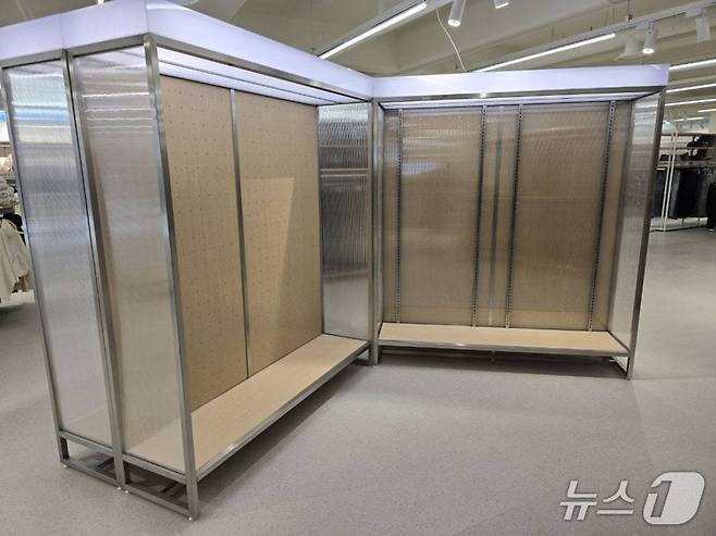 ㈜에스라인이 제작한 스테인리스 진열대.
