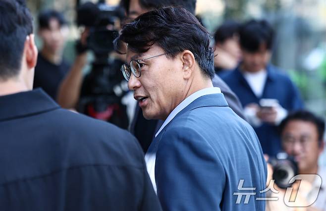 공천 개입 의혹을 받는 윤상현 국민의힘 의원이 27일 서울 종로구에 마련된 김건희 특검팀(특별검사 민중기) 사무실로 조사를 받기 위해 출석하고 있다. 2025.7.27/뉴스1 ⓒ News1 김도우 기자