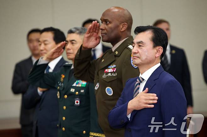 안규백 국방부 장관이 지난 25일 서울 용산구 국방부 청사에서 열린 '제51대 국방부 장관 취임식'에서 국민의례를 하고 있다. (국방부 제공. 재판매 및 DB 금지) 2025.7.25/뉴스1