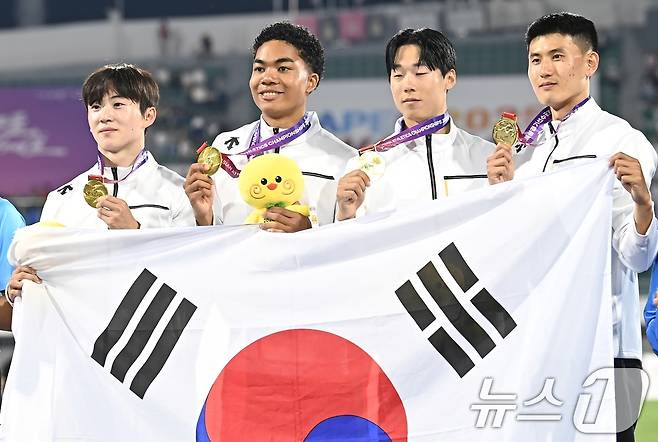 5월 31일 경북 구미시민운동장에서 열린 아시아육상경기선수권대회 남자 400m 계주에서 한국신기록과 대회신기록을 동시에 깬 한국의 서민준, 나마디 조엘 진, 이재성, 이준혁 선수들가 메달과 함께 기념 사진을 찍고 있다. (구미시 제공. 재판매 및 DB금지) 2025.6.1/뉴스1 ⓒ News1 정우용 기자