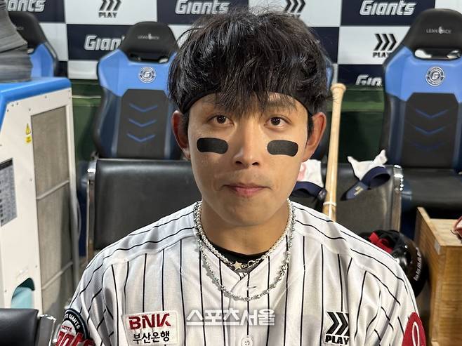 황성빈이 인터뷰에 임하고 있다. 사직 | 박연준 기자 duswns0628@sportsseoul.com