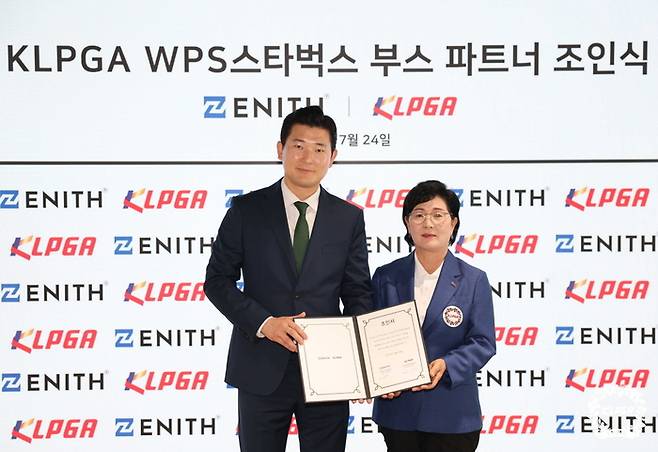 KLPGA 김순희 수석부회장(오른쪽)이 제네시스 인터내셔날 김동혁 대표와 WPS 스타벅스 커피 부스 파트너십을 체결하고 기념촬영하고 있다. 사진 | KLPGA