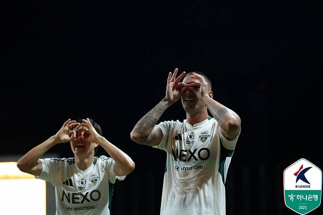 Jeonbuk Hyundai Tiago (right) scored at the Gwangju War held at the Gwangju World Cup Stadium on the 26th. Provided | Korea Professional Football Federation