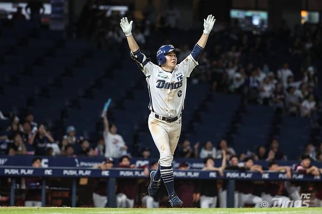 NC 주장 박민우가 데뷔 첫 끝내기 홈런을 친 후 두 팔을 번쩍 들어올리고 있다. 사진 | NC 다이노스
